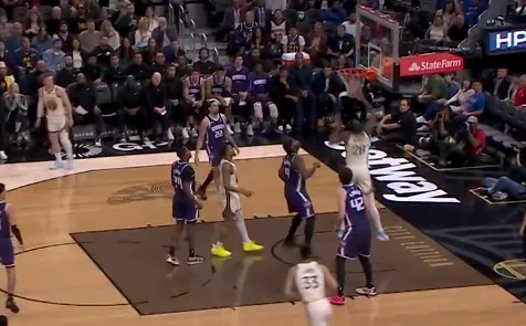 开云入口-巴锡挡拆顺下空接扣篮打进，8中5已砍下10分8篮板